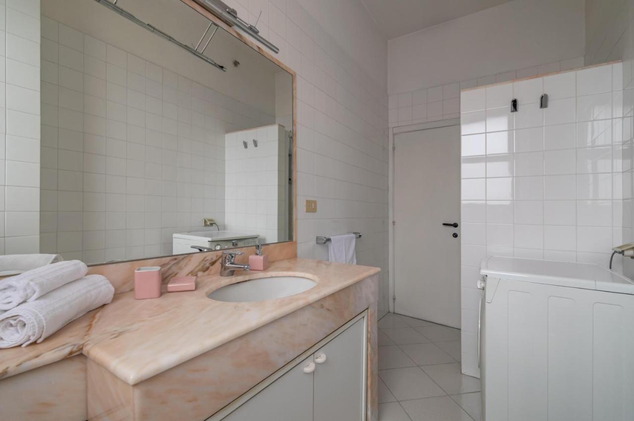 Comfy Flat Steps Away From Siena Station! Apartment ภายนอก รูปภาพ