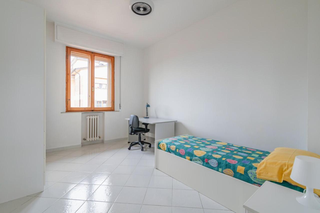 Comfy Flat Steps Away From Siena Station! Apartment ภายนอก รูปภาพ
